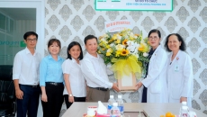 Đoàn cán bộ UBND thành phố Thủ Dầu Một chúc mừng ngày Thầy thuốc Việt Nam 